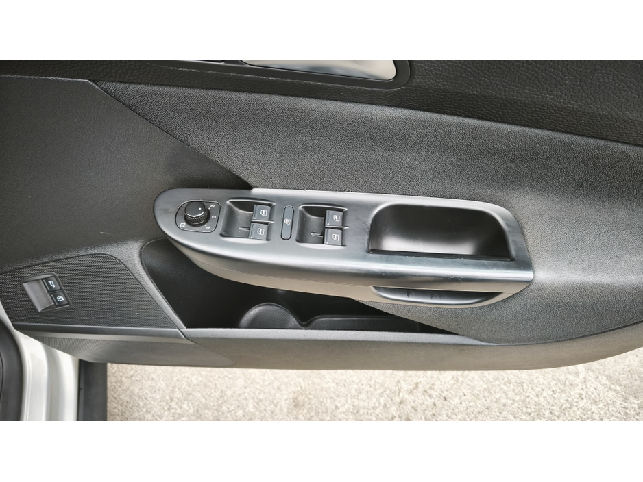 2010 Volkswagen Passat - image 4