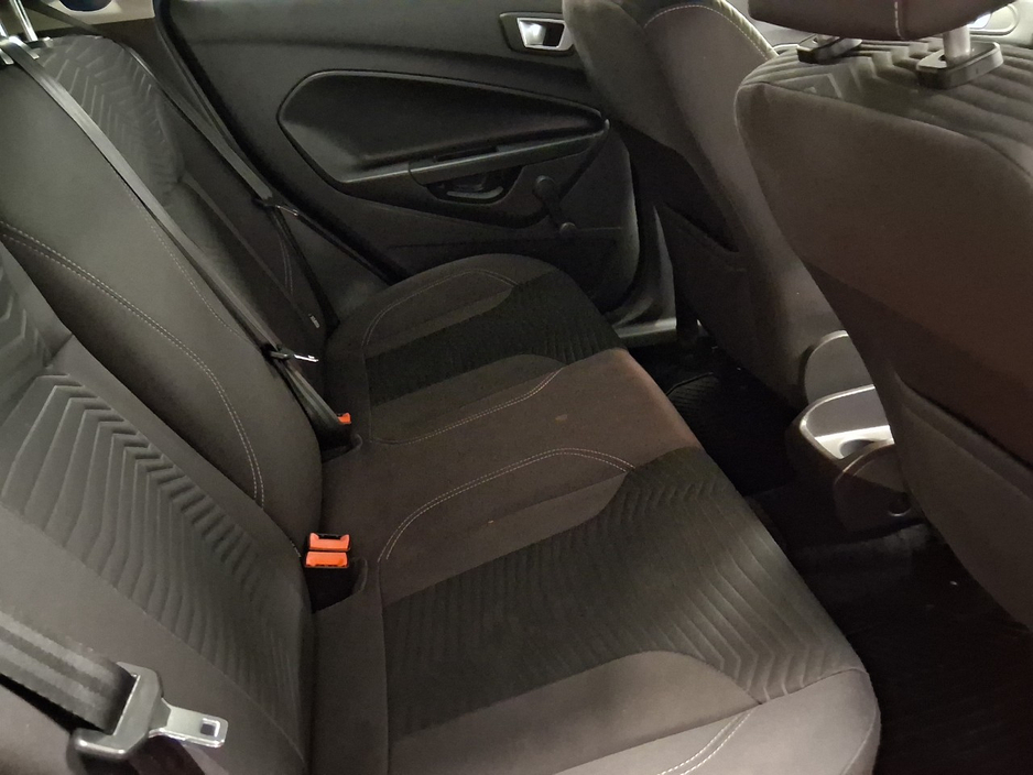 2016 Ford Fiesta - image 9