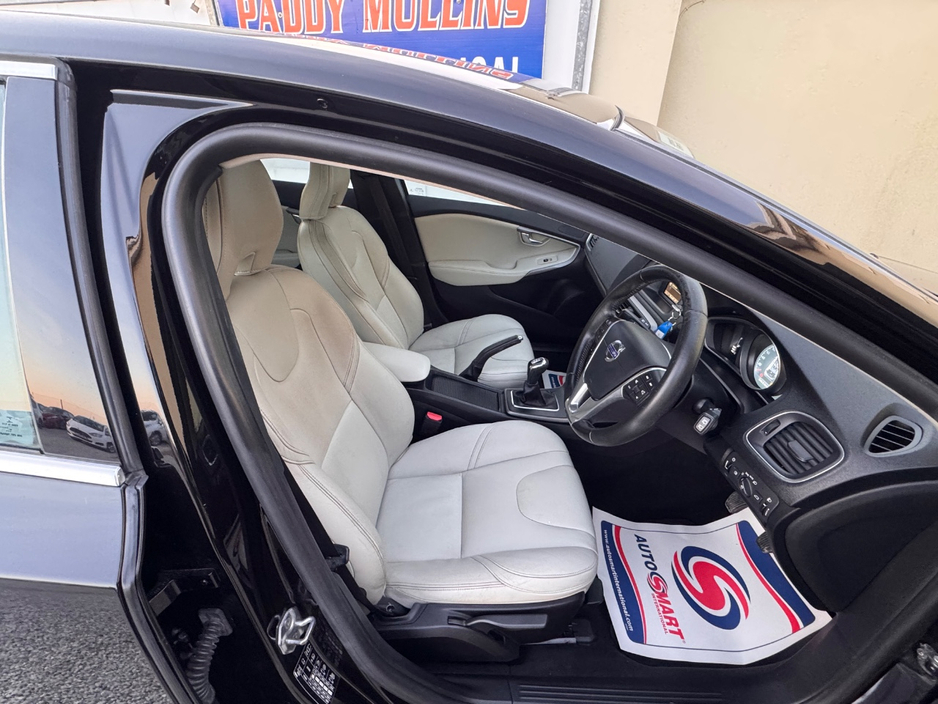 2016 Volvo V40 - image 9