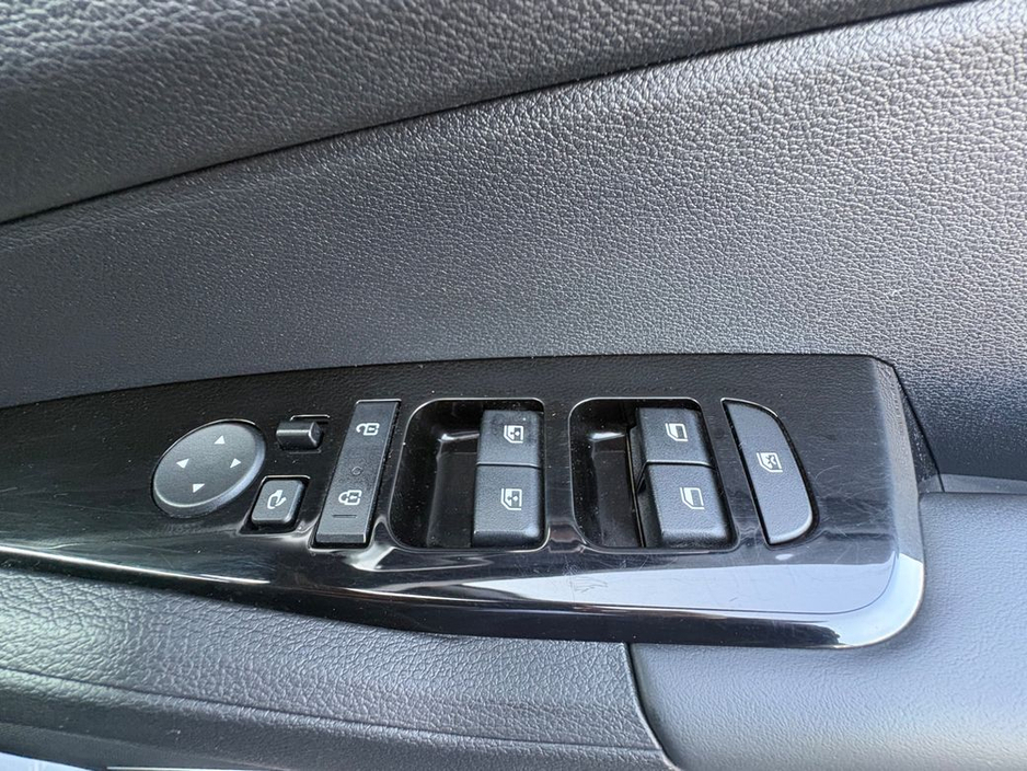 2022 Kia Sportage - image 12