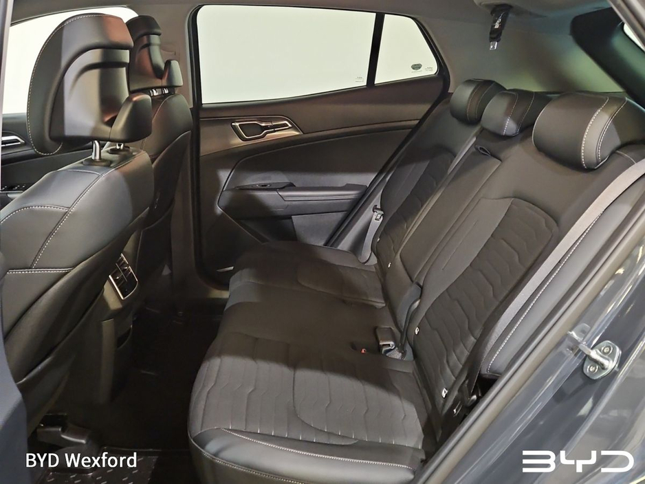 2022 Kia Sportage - image 8