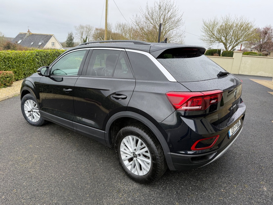 2023 Volkswagen T-Roc - image 8