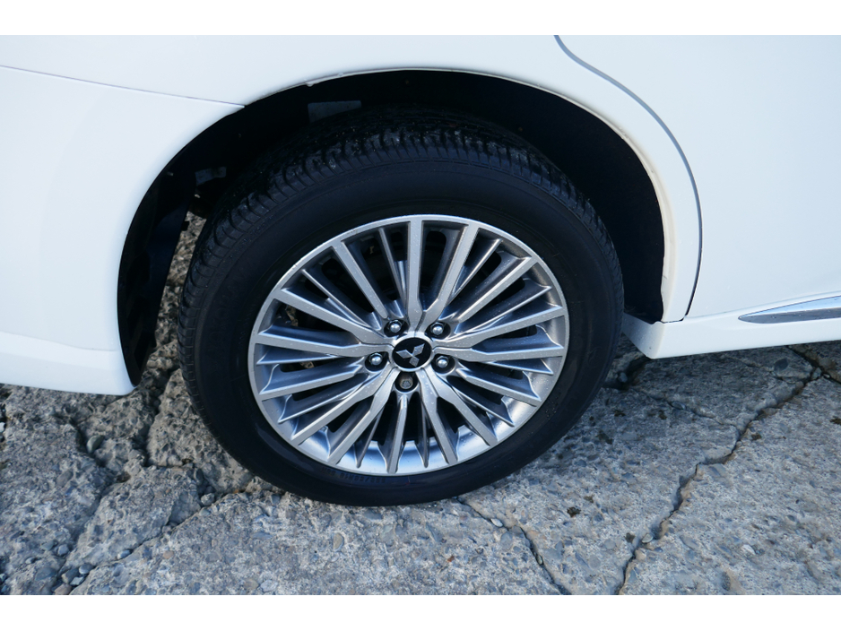 2020 Mitsubishi Outlander - image 13