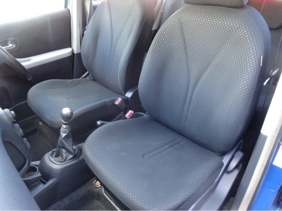 2010 Toyota Yaris - image 14