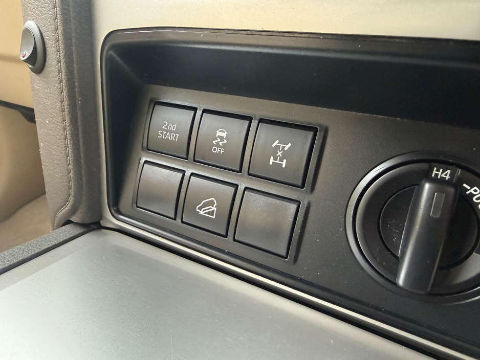 2020 Toyota Landcruiser - image 20