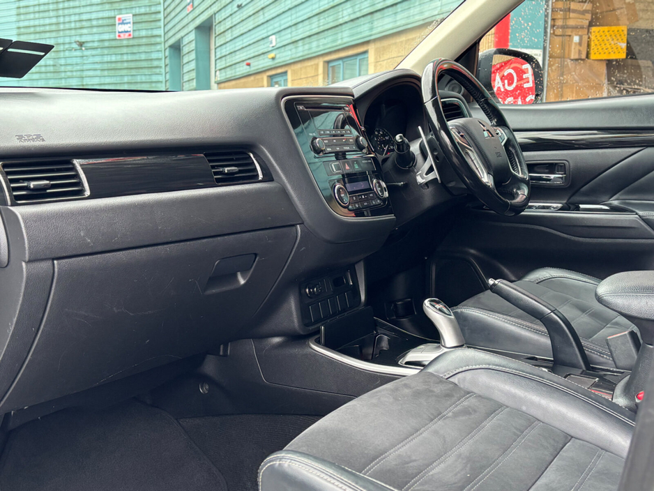 2015 Mitsubishi Outlander PHEV Intense+ €10,950
