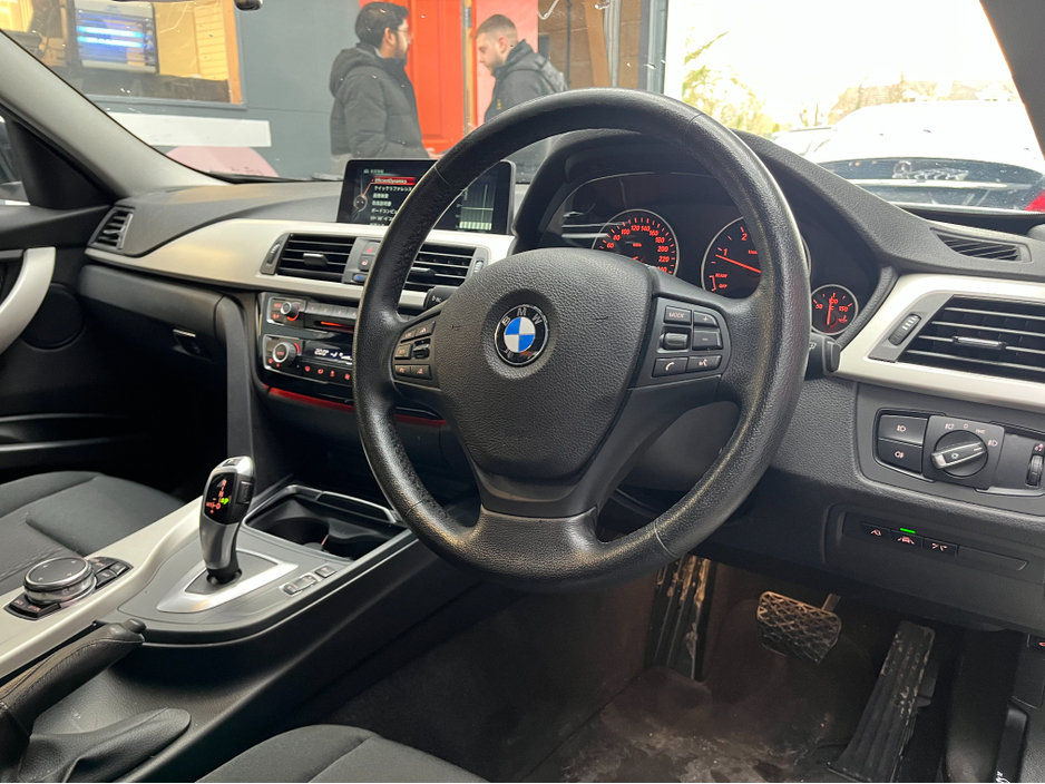 2016 BMW 3 Series - image 9