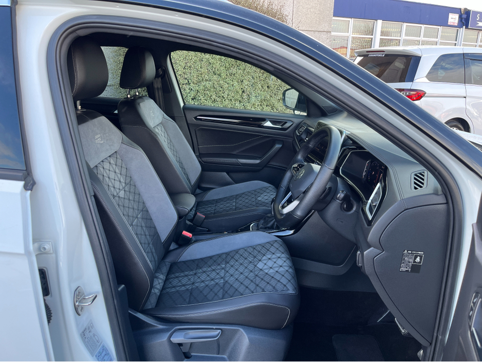 2023 Volkswagen T-Roc - image 11