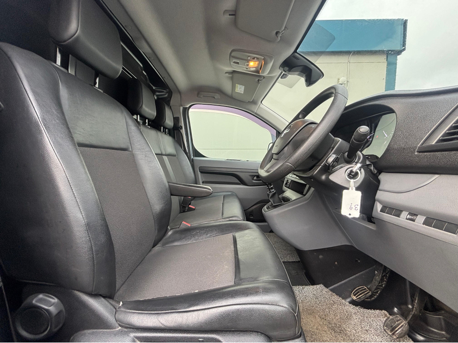 2022 Opel Vivaro - image 7