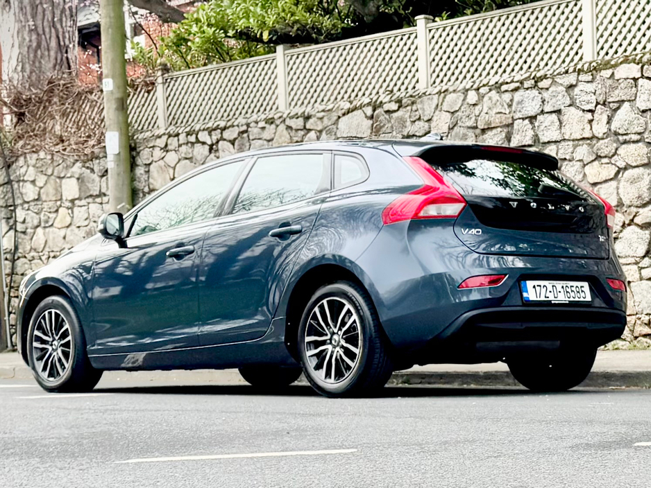 2017 Volvo V40 - image 10