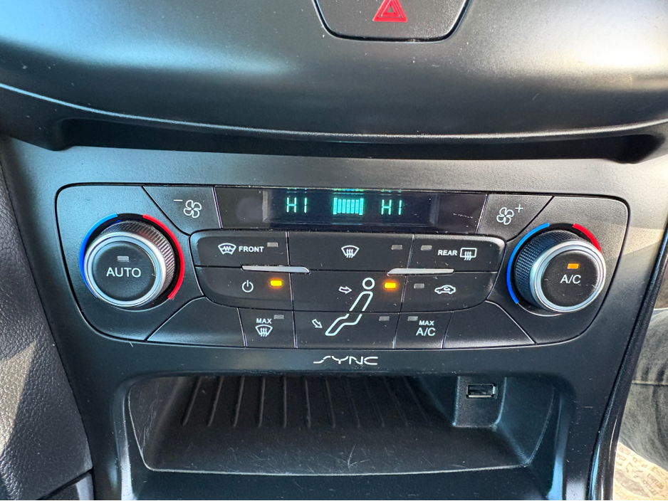 2015 Ford Focus - image 16