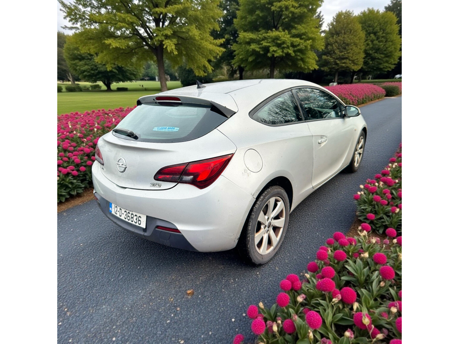 2012 Opel Astra - image 10