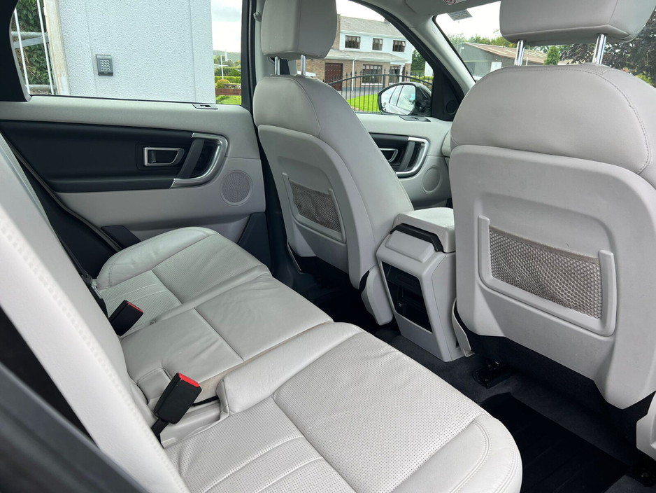 2018 Land Rover Discovery - image 8