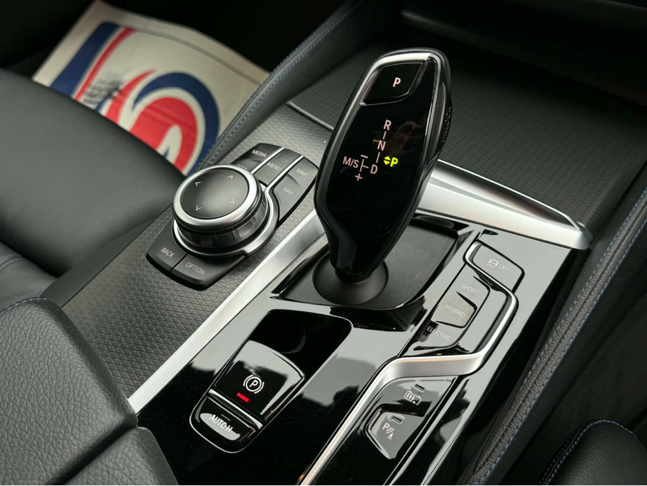 2022 BMW 5 Series - image 20