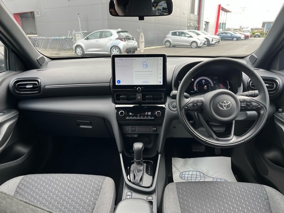 2025 Toyota Yaris Cross - image 8