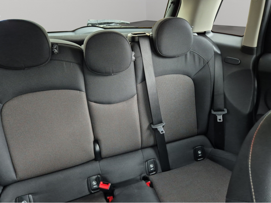 2018 MINI Cooper D - image 8