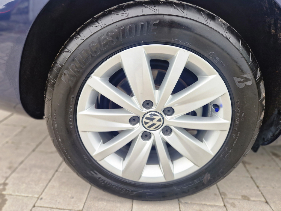 2012 Volkswagen Passat - image 21