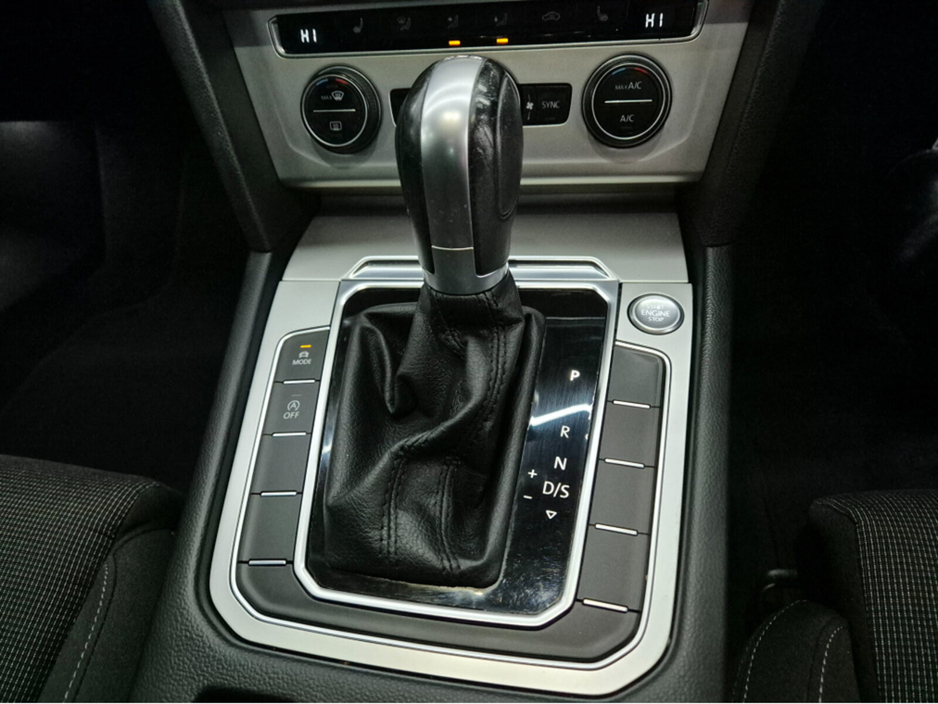 2019 Volkswagen Passat - image 15