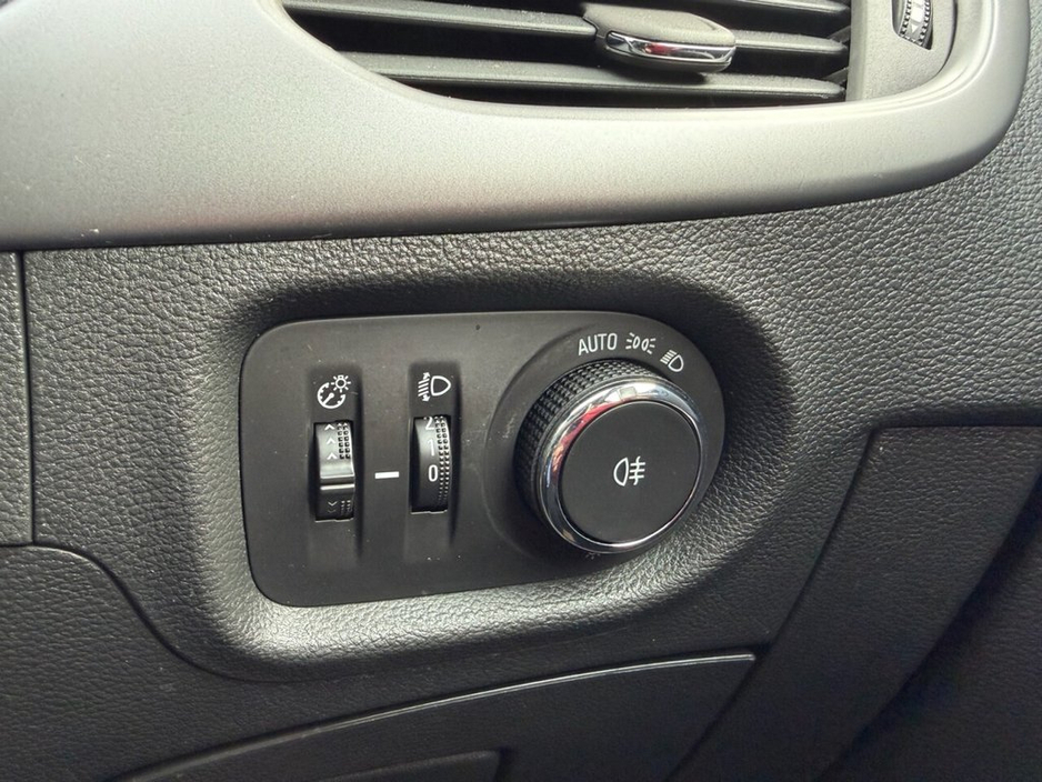 2021 Vauxhall Astra - image 18