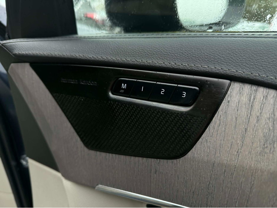 2023 Volvo XC90 - image 12