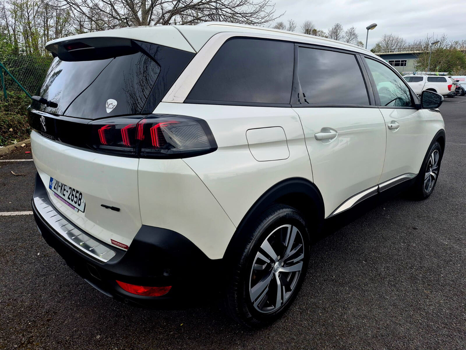 2021 Peugeot 5008 - image 2