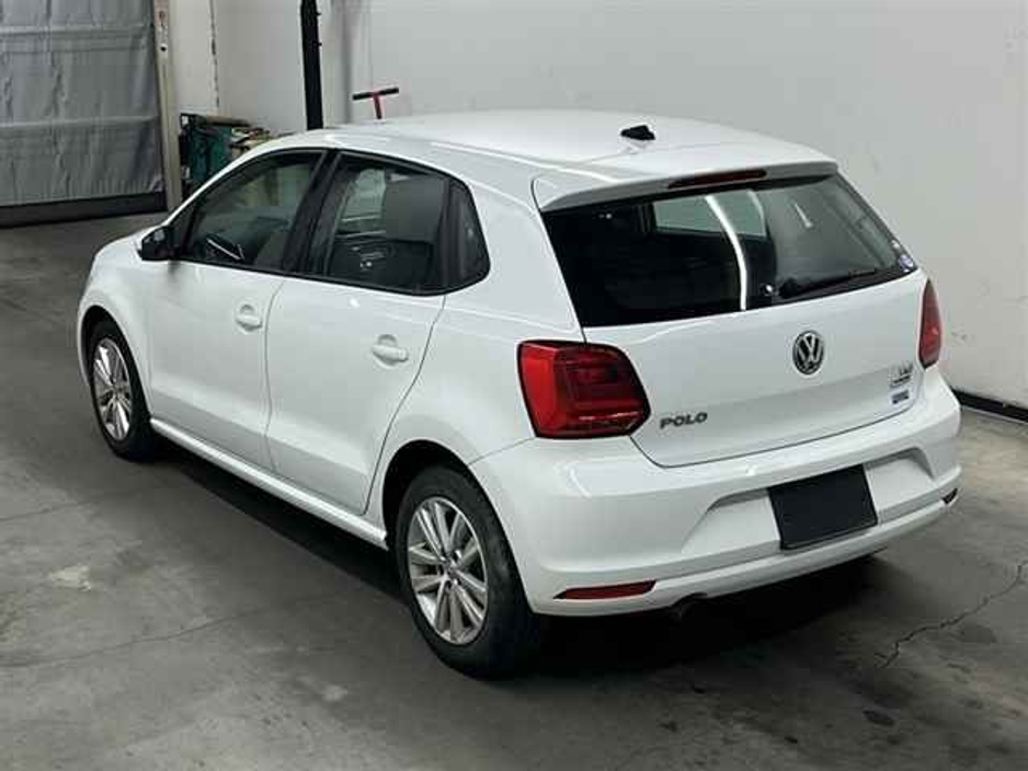 2016 Volkswagen Polo - image 2