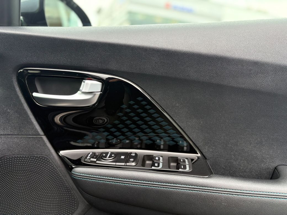 2020 Kia Niro - image 8