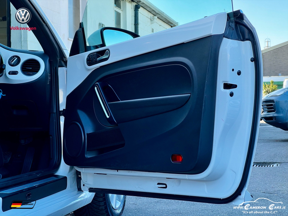 2013 Volkswagen Beetle - image 23