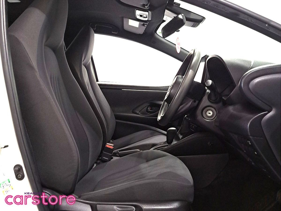 2022 Toyota Yaris - image 10