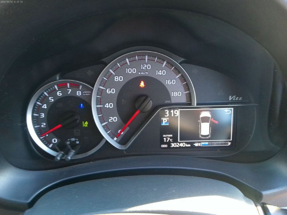 2016 Toyota Yaris - image 8