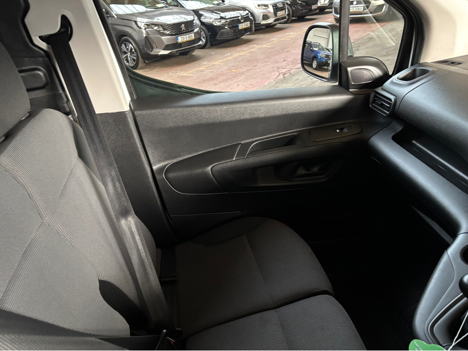 2022 Toyota Proace City - image 10