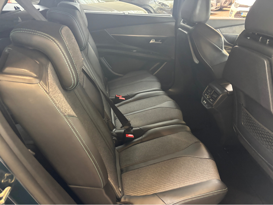2022 Peugeot 5008 - image 4