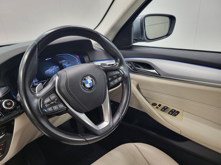 2021 BMW 5 Series - image 22