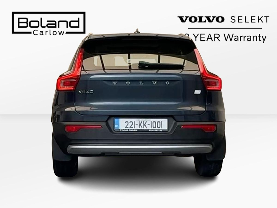 2022 Volvo XC40 - image 12
