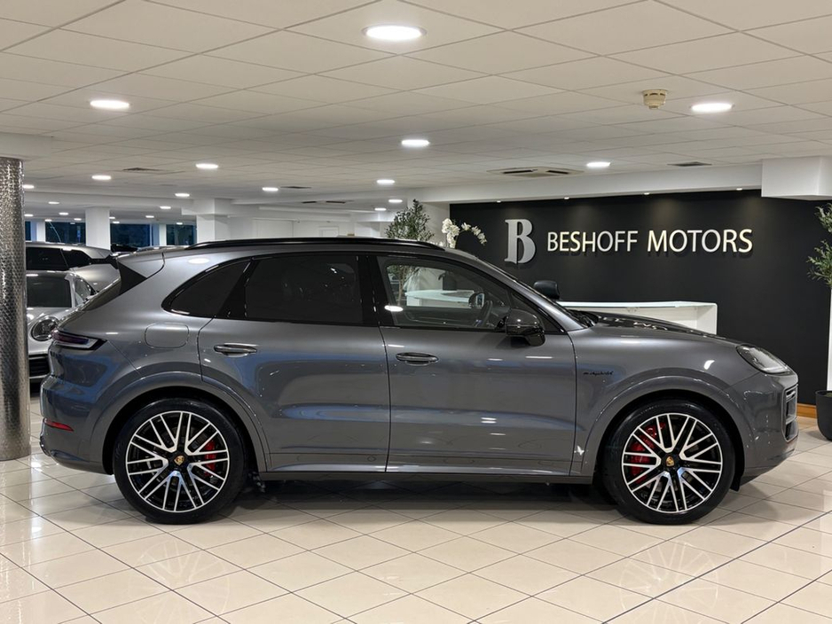 2024 Porsche Cayenne - image 2