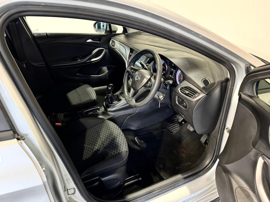 2017 Opel Astra - image 8