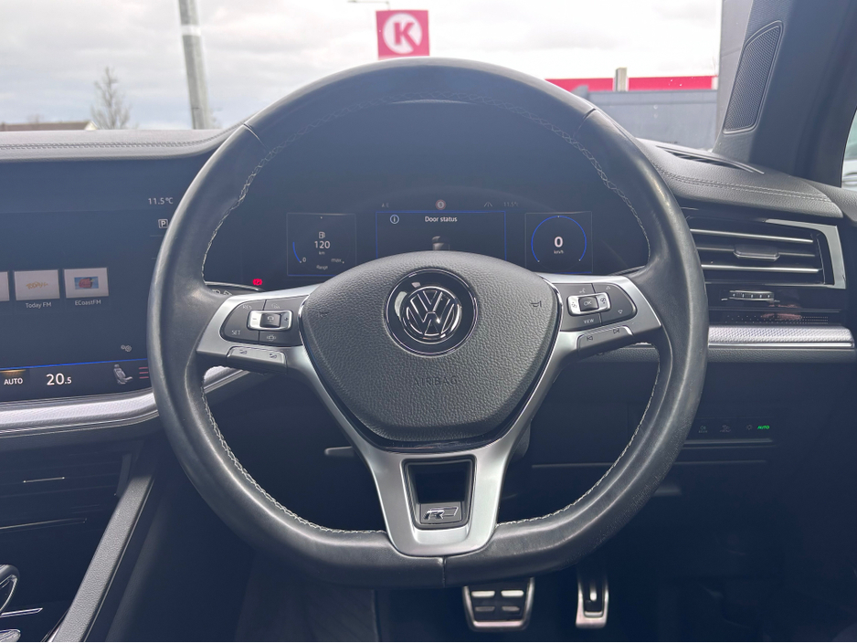 2018 Volkswagen Touareg - image 8