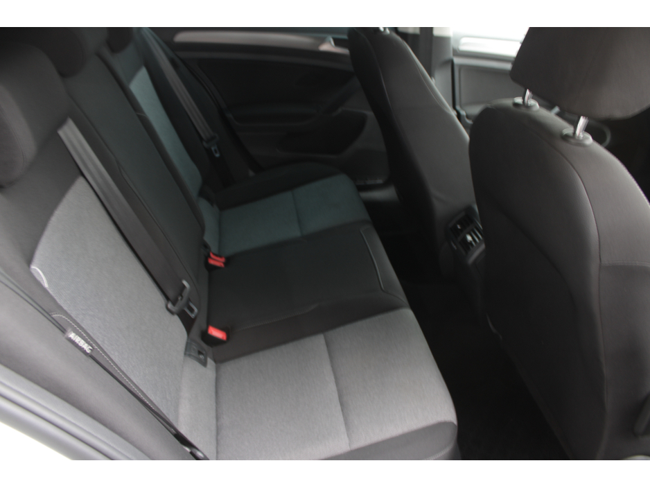 2016 Volkswagen Golf - image 16