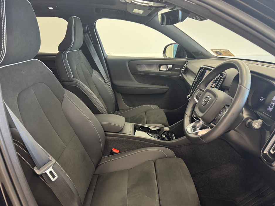 2023 Volvo XC40 - image 8