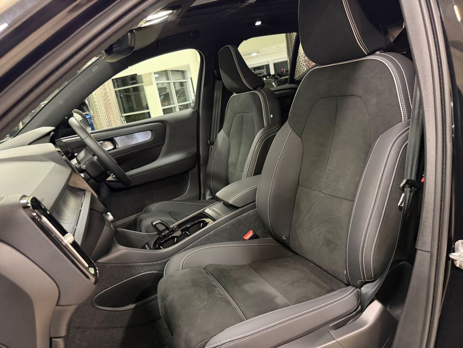 2023 Volvo XC40 - image 16