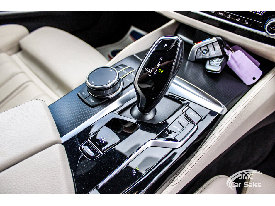 2021 BMW 5 Series - image 24