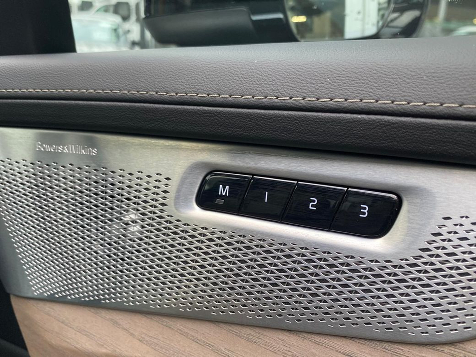 2025 Volvo XC90 - image 11