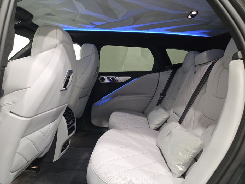2026 BMW XM - image 11