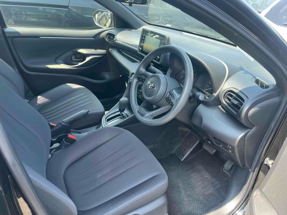 2021 Toyota Yaris - image 2