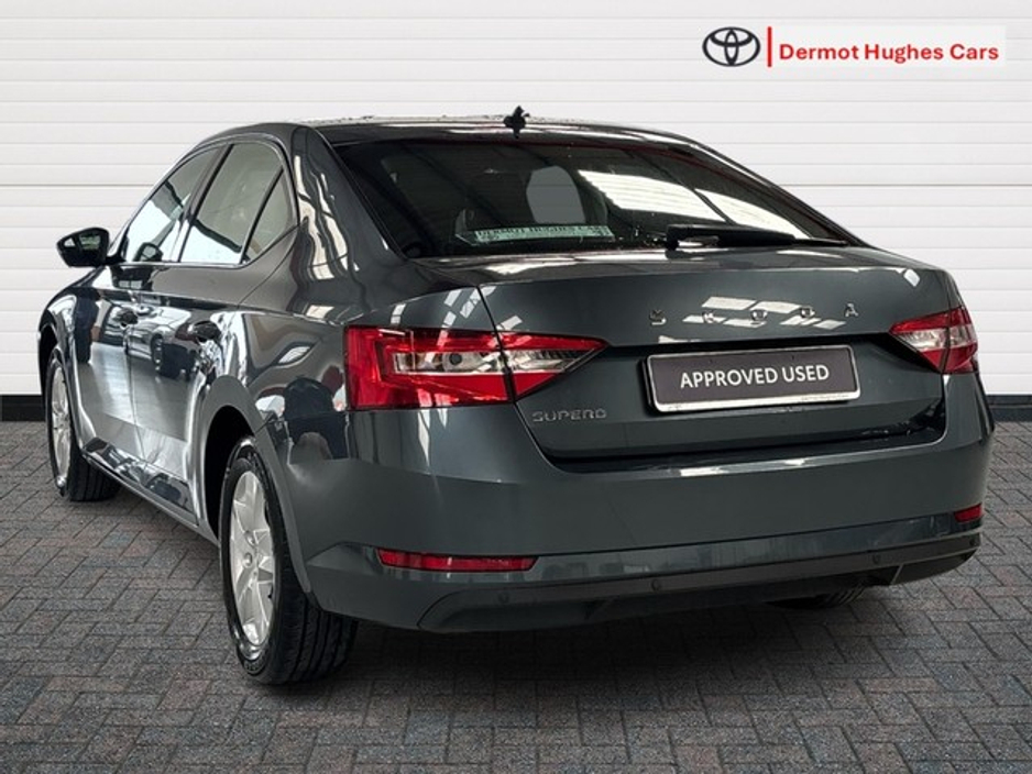 2021 Skoda Superb - image 2