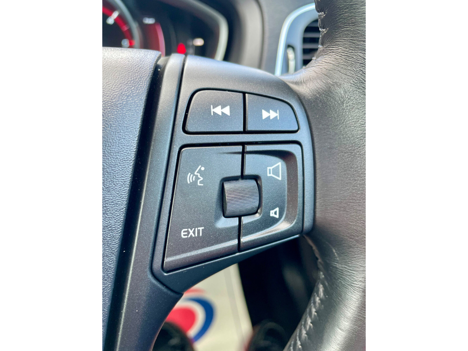 2015 Volvo V40 - image 29