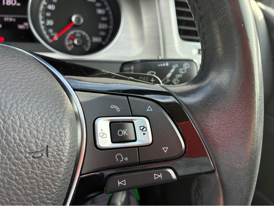 2014 Volkswagen Golf - image 12