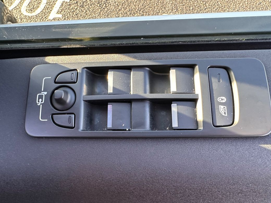 2020 Land Rover Discovery Sport - image 28