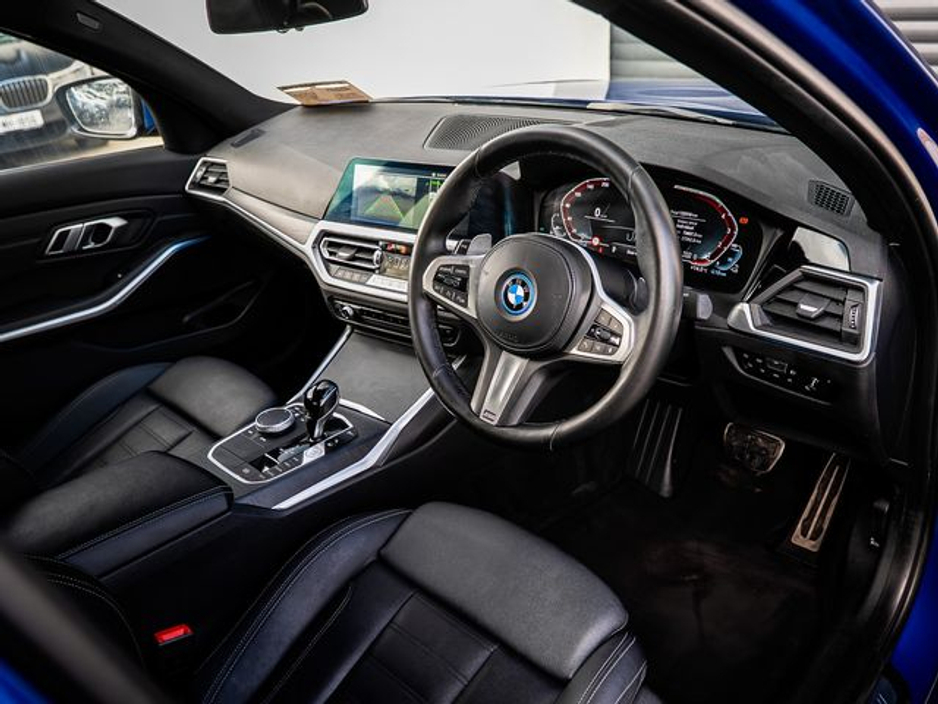 2022 BMW 3 Series - image 14