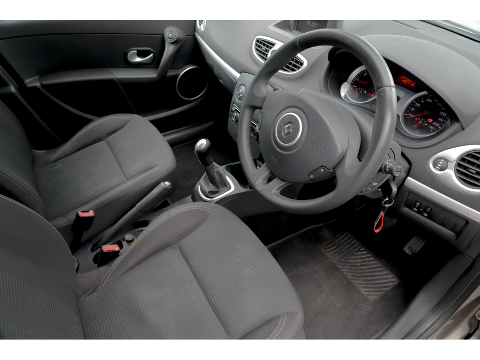 2010 Renault Clio - image 2
